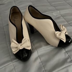 Gorgeous cream heels, bow accent. practically new condition